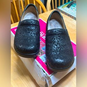 Alegria by PG Lite, Keli Black Leather Embossed Paisley Clogs - 38/8-8.5 Medium